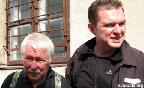 Andrzej Poczobut wraz z ojcem Stanisławem zaraz po wyjściu z więzienia
