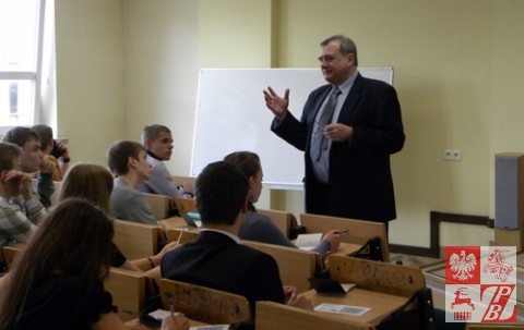 Dr. Bogusław Szymański, dyrektor Biura Uznawalności Wykształcenia i Wymiany Międzynarodowej tłumaczy warunki rekrutacji