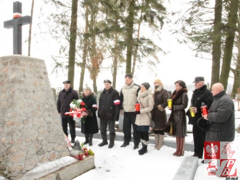 Składanie wieńców przy pomniku żołnierzy AK w Niecieczy