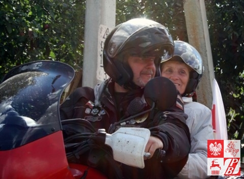 Pani Weronika na motocyklu z Leszkiem Rysakiem