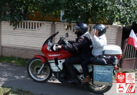 Czołowy motocykl grupy rajdowców z panią Weroniką odjeżdża do Lidy