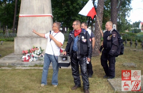 Aleksander Siemionow opowiada rajdowcom o pochowanych na cmentarzu polskich żołnierzach