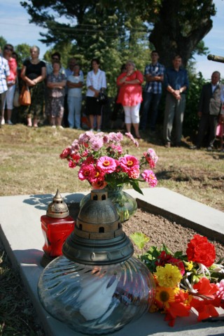 Roś. Modlitwa przy pomniku żołnierzy Wojska Polskiego poległych w latach 1919-1920