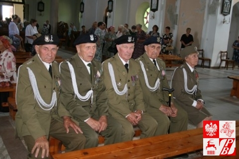 Kombatanci w kościele w Sołach, tuż po zakończeniu mszy św. w intencji poległych żołnierzy AK
