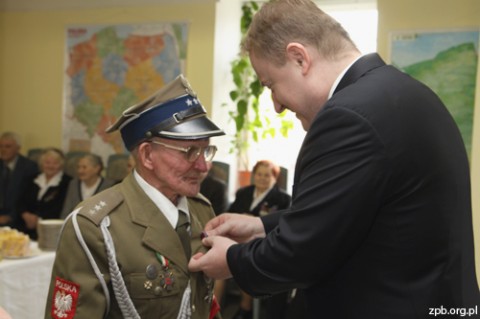 Jan S. Ciechanowski wręczył kilkudziesięciu osobom medale "Pro Patria"