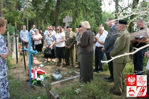 Modlitwa przy grobie żołnierza AK