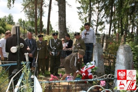 Prezes Stowarzyszenia Żołnierzy AK na Białorusi Weronika Sebastianowicz składa wieniec na grobie poległego  towarzysza broni Lewona Żuka 