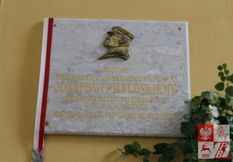 Tablica pamiątkowa ku czci Józefa Piłsudskiego w kościele pw. Trójcy Przenajświętszej w Wojstomiu