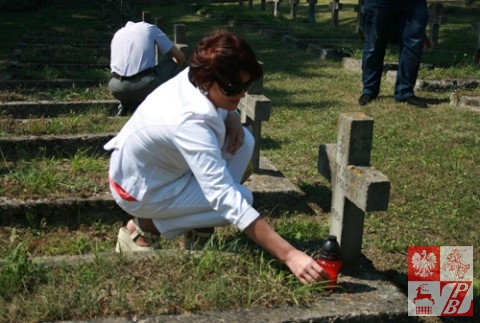 Była prezes ZPB Andżelika Borys zapala znicz na cmentarzu w Wołkowysku