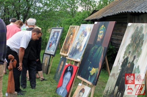 Podczas wystawy w dniu poświęcenia krzyża ku czci Anatola Radziwonika "Olecha" w Raczkowszczyźnie