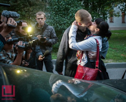 Pierwszy pocałunek kochającego się małzeństwa po długiej rozłące, fot.: euroradio.fm