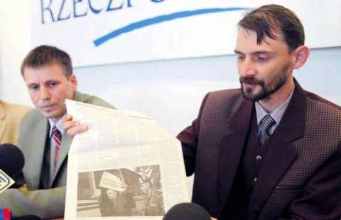 Sierpień 2005 roku - konferencja prasowa w redakcji dziennika "Rzeczpospolita". Rzecznik prasowy ZPB Andrzej Pisalnik demonstruje gazetę "Nasza Niwa" ze zdjęciem zatrzymywanego przez milicję Zmiciera Daszkiewicza (trzyma kartkę z napisem "Andżelika Borys, my z wami!") podczas protestu w obronie ZPB w Mińsku, za który mlodzieżowy lider otrzymał 10 dni aresztu, fot.: "Rzeczpospolita"