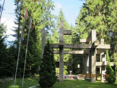 Memoriał "Spadające Krzyże", po lewej  - flagi, białoruska i polska