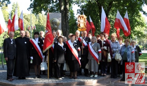 Sybiracy z Białorusi przy Pomniku Katyńskim