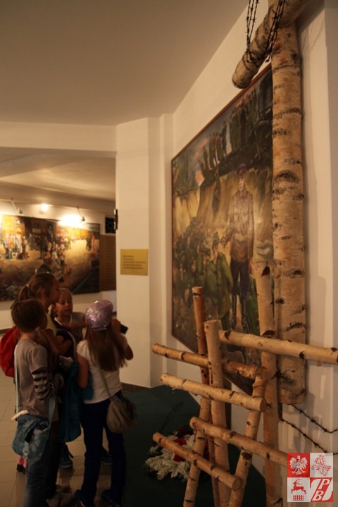 Młodzież szkolna ogląda pamiatki po zmarłych i jeszcze żyjących Sybirakach w Muzeum Sybiraków
