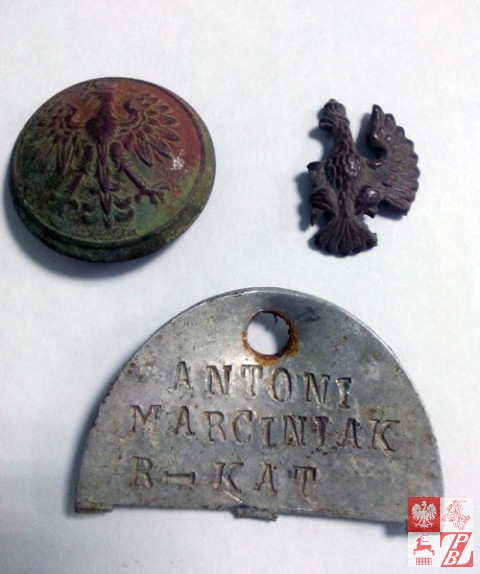 Guzik, część orzelka i fragment nieśimertelnika z imieniem żołnierza