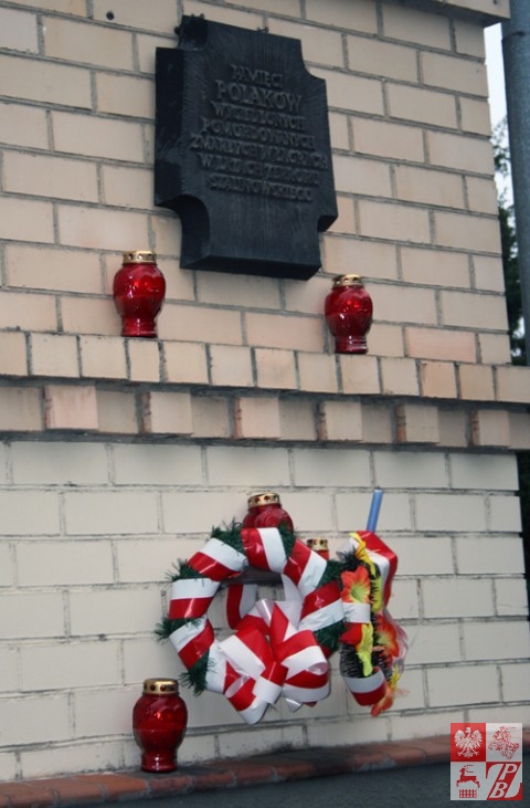 Tablica ku pamięci ofiar  terroru sowieckiego na ścianie Domu Polskiego w Grodnie