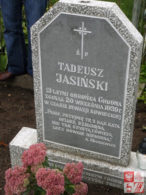Symboliczny grób trzynastoletniego Tadka Jasinskiego, obrońcy Grodna