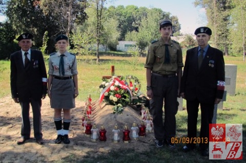 Warta honorowa kombatantów i harcerzy przy grobie Antoniego Marciniaka