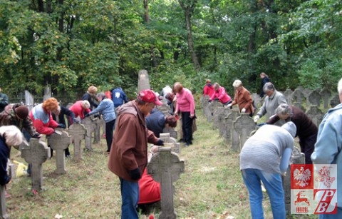 Sprzątanie cmentarza w Nowym Świerżeniu