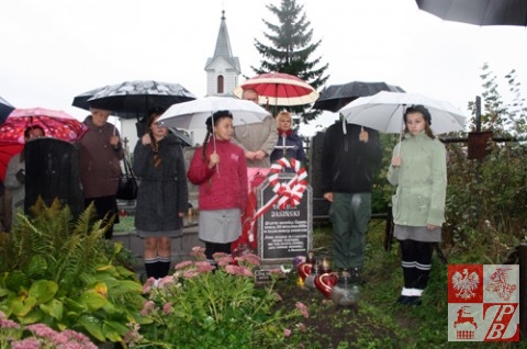 Przy symbolicznym grobie Tadka Jasińskiego, harcerza, najmłodszego 13-letniego obrońcy Grodna
