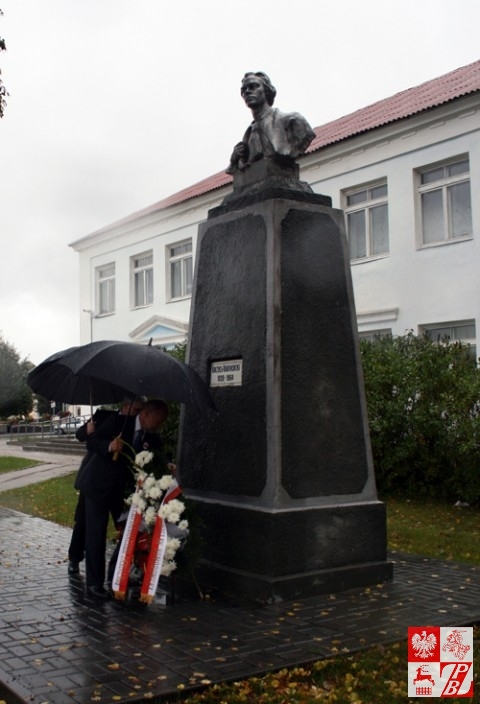 Składanie wieńca od prezydenta Bronisława Komorowskiego przy pomniku Konstantego Kalinowskiego