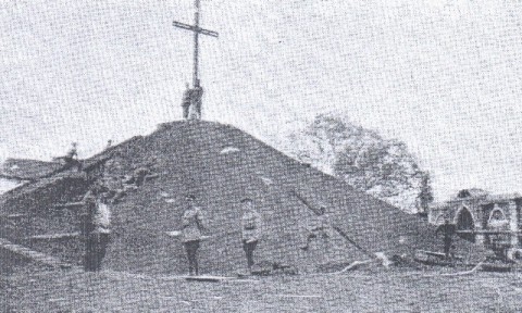 Podczas budowy Kopca Dobrowczyków, 1918 r.