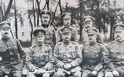 Generał Józef Dowbor-Muśnicki w otoczeniu swoich oficerów, fot.: wikimedia.org
