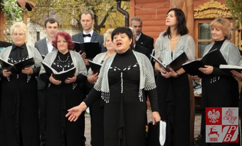 Solistka chóru Henryka Tawrel śpiewa pieśń "Kresowianka"