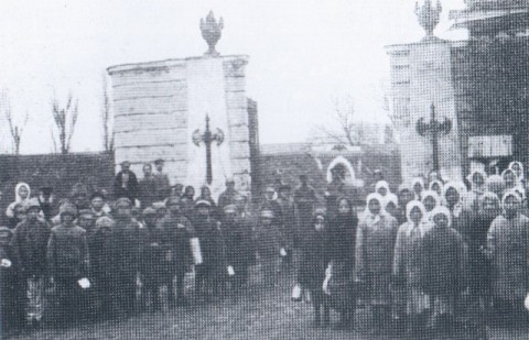 Mieszkańcy Bobrujska przy Bramie Śłuckiej twierdzy, 1918 r.