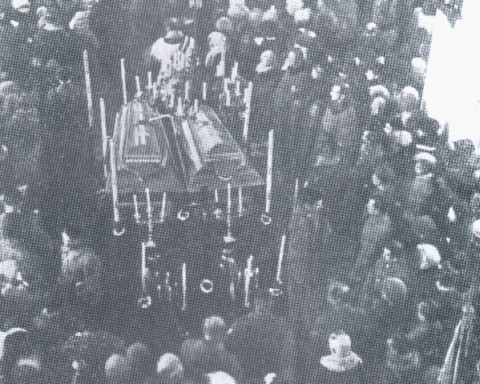 Nabożeństwo żałobne przed pogrzebem żołnierzy I Korpusu Polskiego w Rosji, poległych w walkach z bolszewikami, w kościele w Bobrujsku,