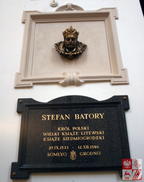 Popiersie i tablica pamiątkowa Stefana Batorego,w ufundowanej przez niego katedrze grodzieńskiej 