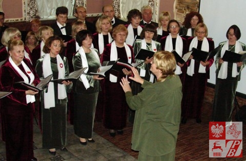 Śpiewa chór "Polonez" pod kierownictwem Janiny Bryczkowskiej