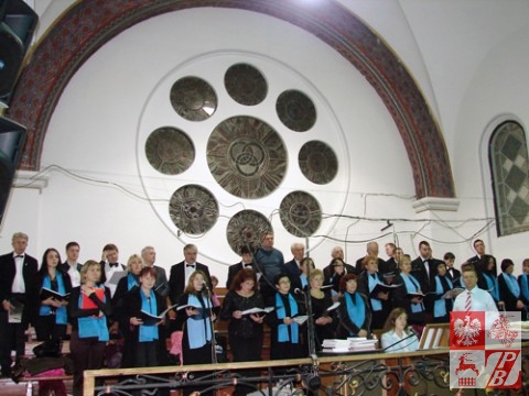 chór "Społem" śpiewa jako chór kościelny