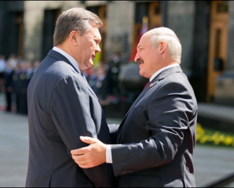 Prezydenci Ukrainy i Białorusi Wiktor Janukowycz i Aleksander Łukaszenko, fot.: gazetaby.com
