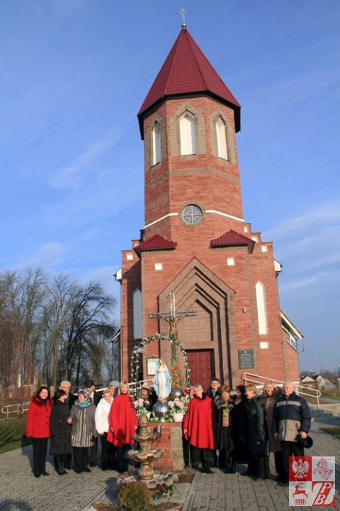 Goście z Mińska na tle świątyni w klecku
