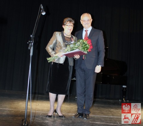 prezydent EUWP Helena Miziniak po otrzymaniu odznaczenia "Bene Merito" z rąk ambasadora Jarosława Czubińskiego
