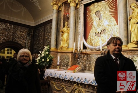 senator Janina Sagatowska i działacz polonijny Andrzej Janeczko z Hiszpanii przy obrazie Matki Boskiej Ostrobramskiej