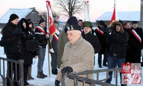 płk. Tadeusz Bieńkowicz przy pomniku swojego dowódcy