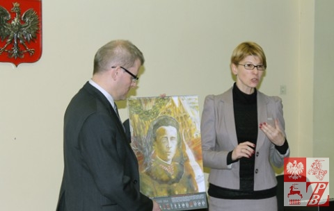 Waldemar Wilczewski i Barbara Bojaryn-Kazberuk prezentują kalendarz