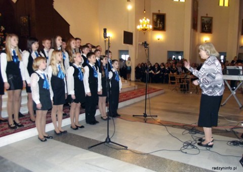 Występ dziecięco-młodzieżowego chóru "Słoneczka", fot.: Radzyninfo.pl