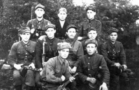 Grupa żołnierzy z oddziału „Olecha” – 1945 r. (ppor. „Olech” siedzi w środku grupy), klęczy z lewej Mikoła „Zielony” (Ukrainiec, lejtnant Armii Czerwonej, antykomunista, który dołączył do polskiej partyzantki), z prawej klęczy: NN "Lis", fot.: podziemiezbrojne.blox.pl