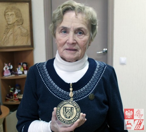 Pani Weronika z medalem "Honorowego Obywatela Słubic"