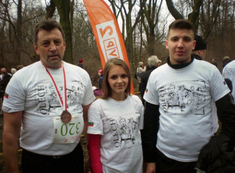 Mieczysław Jaśkiewicz (po lewej)z młodzieżą z Grodna i Lidy uczęstniczącą w Biegu Ludzi Honoru-Tropem Wilczym