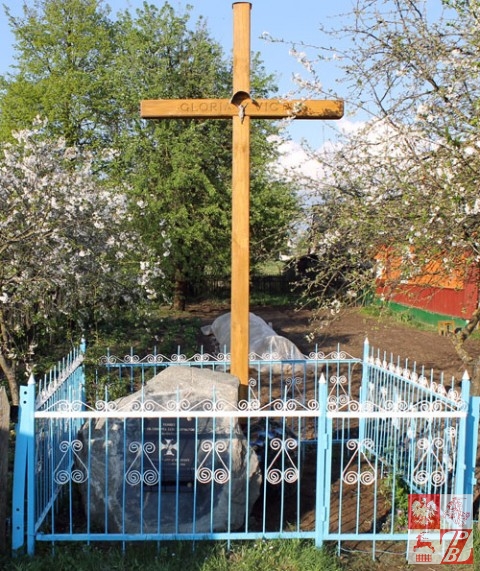 Pomnik z nowym krzyżem