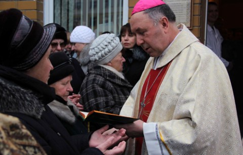 Biskup grodzieński Aleksander Kaszkiewicz z wiernymi, fot.: grodnensis.by
