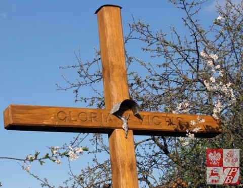 Napis na krzyżu przy pomniku "Ragnera"