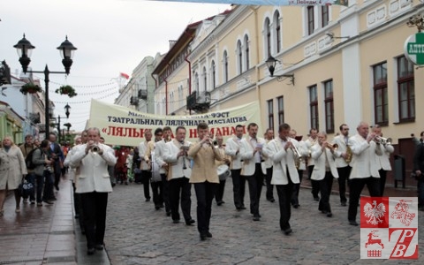 Przemarsz z orkiestrą dętą przez centrum Grodna
