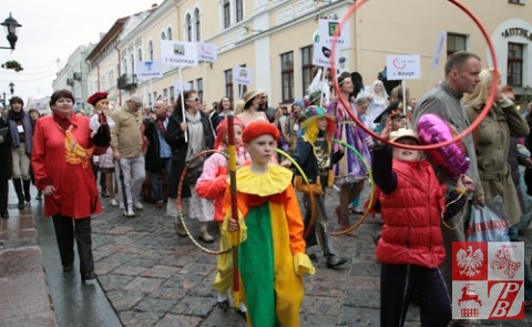 Uczestnicy festiwalu na ulicach Grodna