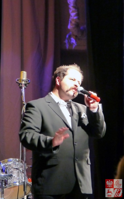 Śpiewa Aleksander Wołodczenko, jeden z dwóch mężczyzn -uczestników konkursu